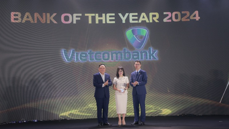 Đại diện Ngân hàng Vietcombank nhận giải.