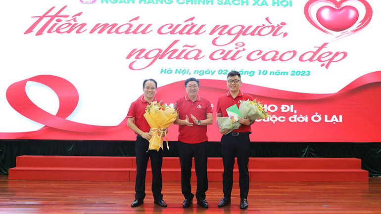 Tổng Giám đốc Dương Quyết Thắng (giữa) khen thưởng người lao động tích cực tham gia hiến máu nhiều lần.