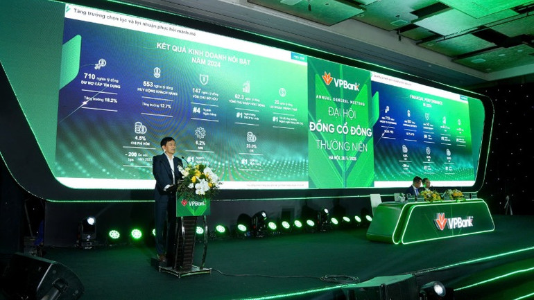 Tổng Giám đốc VPBank Nguyễn Đức Vinh báo cáo về kết quả kinh doanh nổi bật năm 2024. Tổng Giám đốc VPBank Nguyễn Đức Vinh báo cáo về kết quả kinh doanh nổi bật năm 2024.