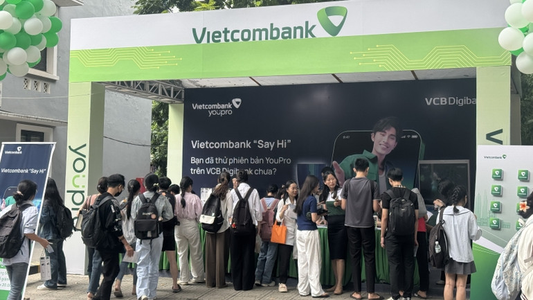 Các sinh viên hào hứng tham quan các gian hàng