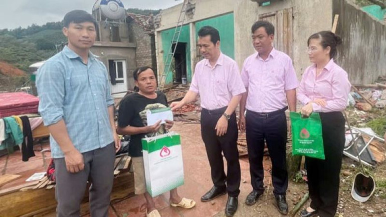 Thăm hỏi, tặng quà hỗ trợ cho gia đình ông Hoàng Văn Hợp ở xã Cẩm Đàn, huyện Sơn Động.