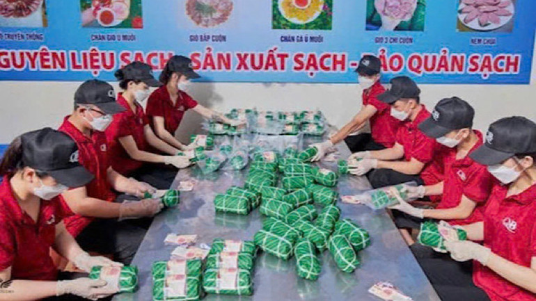 Cơ sở sản xuất Giò bê Quân béo tạo thu nhập ổn định. Cơ sở sản xuất Giò bê Quân béo tạo thu nhập ổn định.