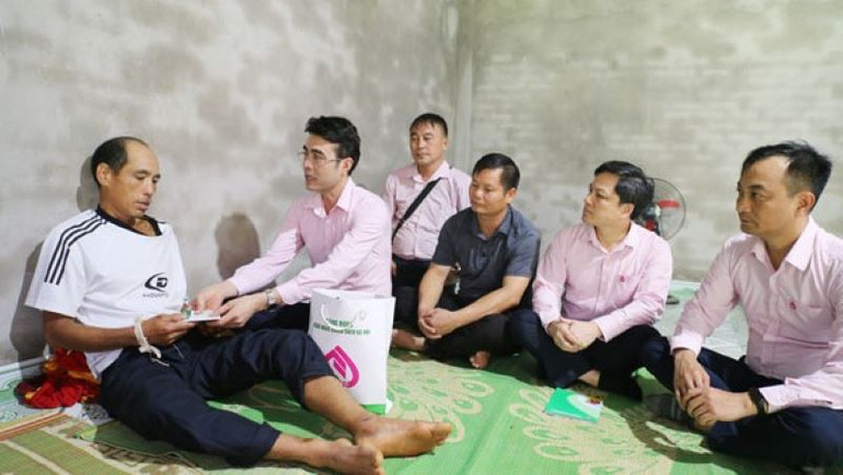 Phó Tổng Giám đốc Nguyễn Đức Hải động viên ông Xa Văn Xộm cố gắng vượt qua mọi khó khăn để ổn định cuộc sống.