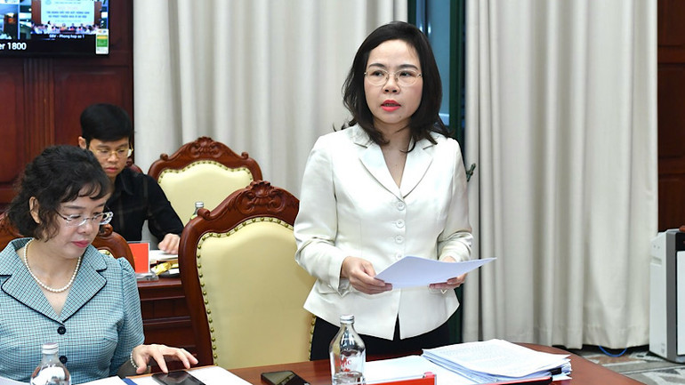 Vụ trưởng Vụ Tín dụng các ngành kinh tế (Ngân hàng Nhà nước) Hà Thu Giang báo cáo tại Hội nghị.