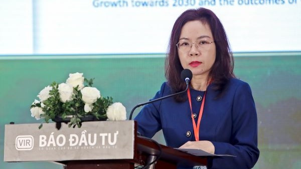 Vụ trưởng Vụ Tín dụng các ngành kinh tế (Ngân hàng Nhà nước) Hà Thu Giang trình bày tham luận tại hội thảo.