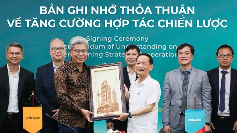 ABBANK thông báo thành lập Ủy ban Chiến lược phát triển bền vững ESG với vai trò dẫn dắt của Phó Chủ Tịch HĐQT Vũ Văn Tiền. Trong ảnh là lễ ký biên bản ghi nhớ giữa ABBANK và Maybank năm 2024.