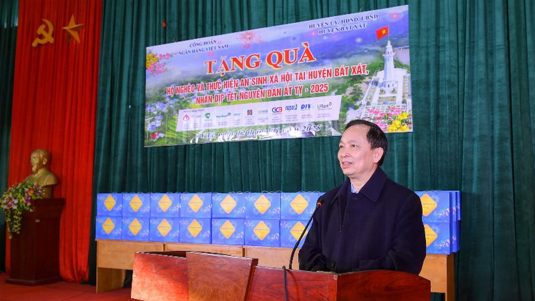 Phó Thống đốc Đào Minh Tú phát biểu tại lễ tặng quà bà con huyện Bát Xát.