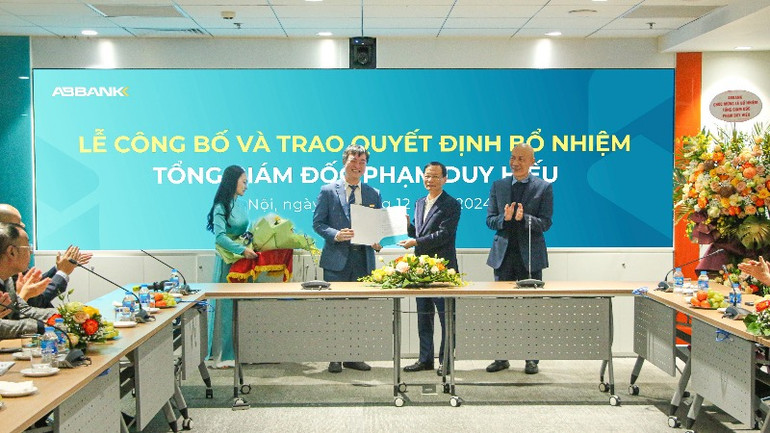 Hội đồng Quản trị ABBANK trao quyết định bổ nhiệm cho ông Phạm Duy Hiếu.