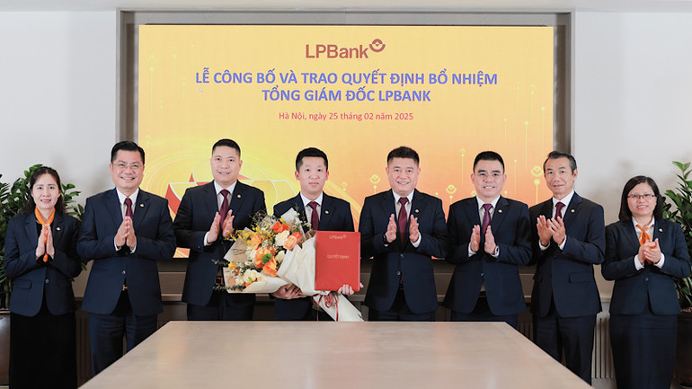 Hội đồng quản trị LPBank và Ban kiểm soát chúc mừng ông Vũ Quốc Khánh, tân Tổng giám đốc.
