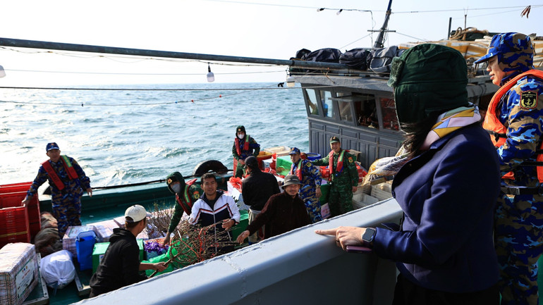 Đoàn công tác cùng những phần quà ý nghĩa đặc trưng của ngày Tết trên chuyến tàu chuyển đến chiến sỹ, bà con nhân dân trên huyện đảo Bạch Long Vĩ.