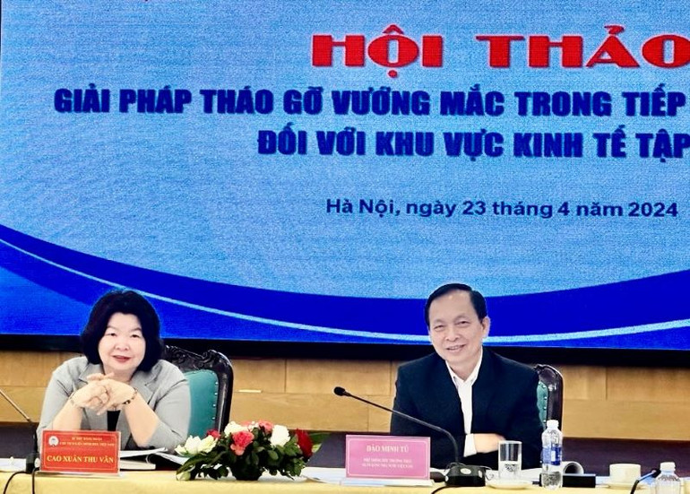 Phó Thống đốc Thường trực Ngân hàng Nhà nước Đào Minh Tú (phải) và Chủ tịch Liên minh Hợp tác xã Việt Nam Cao Xuân Thu Vân (trái) đồng chủ trì Hội thảo.