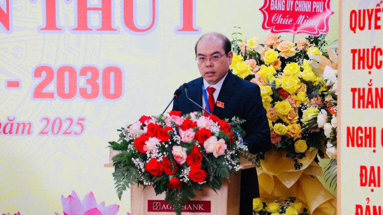 Phó Bí thư Thường trực Đảng bộ Agribank Trần Văn Thịnh phát biểu chỉ đạo tại Đại hội điểm Đảng bộ Agribank Chi nhánh Mê Linh.