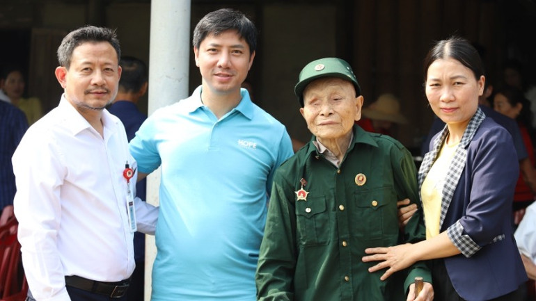 Ông Trần Viết Vấn (thứ 2 từ phải sang) là một trong các hộ gia đình nhận trao tặng Nhà Hy vọng.