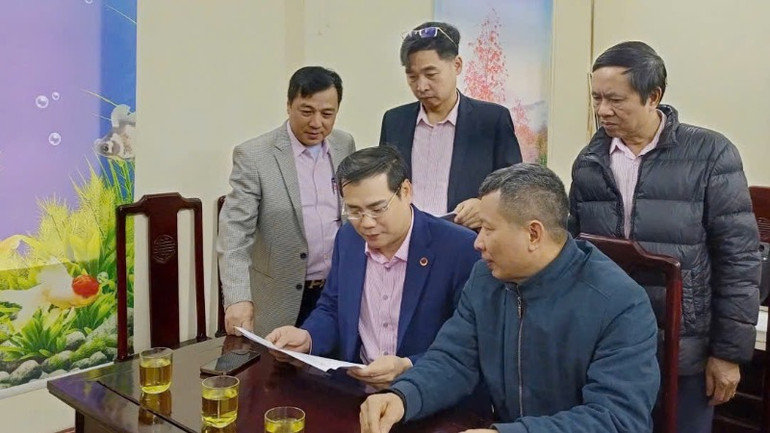 Đoàn công tác Ngân hàng Chính sách xã hội trao đổi với hộ vay ở xã Vạn Hoà, thành phố Lào Cai.