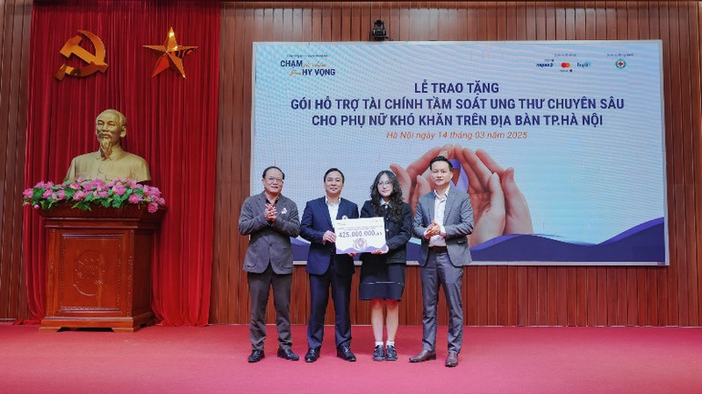 Đại diện NAPAS và Payoo trao tặng gói hỗ trợ tài chính.