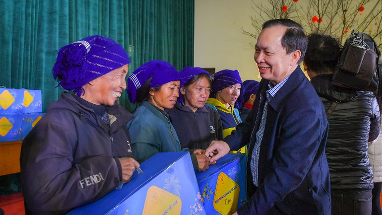 Phó Thống đốc Đào Minh Tú tặng quà bà con xã Y Tý.