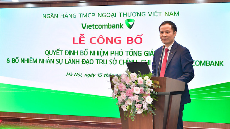 Phó Tổng Giám đốc Vietcombank Lê Hoàng Tùng đại diện cho các nhân sự được bổ nhiệm phát biểu tại buổi lễ