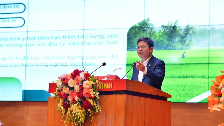 Ông Đỗ Minh Hoàng – Thành viên Hội đồng Quản trị Bảo hiểm Agribank chia sẻ ý kiến tại hội thảo. Ông Đỗ Minh Hoàng – Thành viên Hội đồng Quản trị Bảo hiểm Agribank chia sẻ ý kiến tại hội thảo.