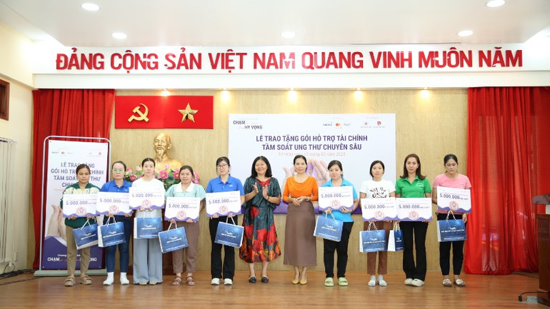 Lễ trao tặng gói hỗ trợ tài chính tại TP Hồ Chí Minh ngày 15/3.