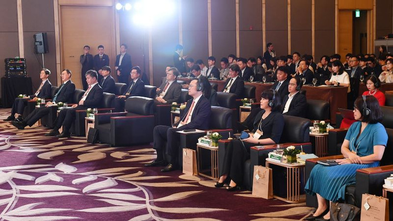 Các đại biểu, diễn giả tham dự tọa đàm.