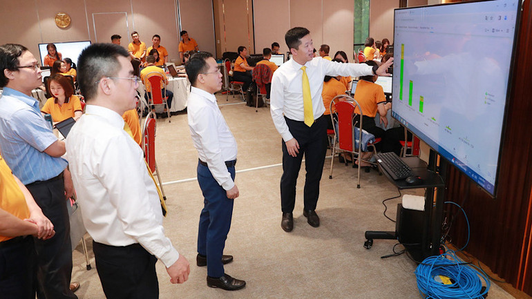 Đại diện Tổ Dự án của LPBank trực tiếp báo cáo hoạt động chuyển đổi tới đoàn lãnh đạo Cục Công nghệ thông tin Ngân hàng Nhà nước Việt Nam.