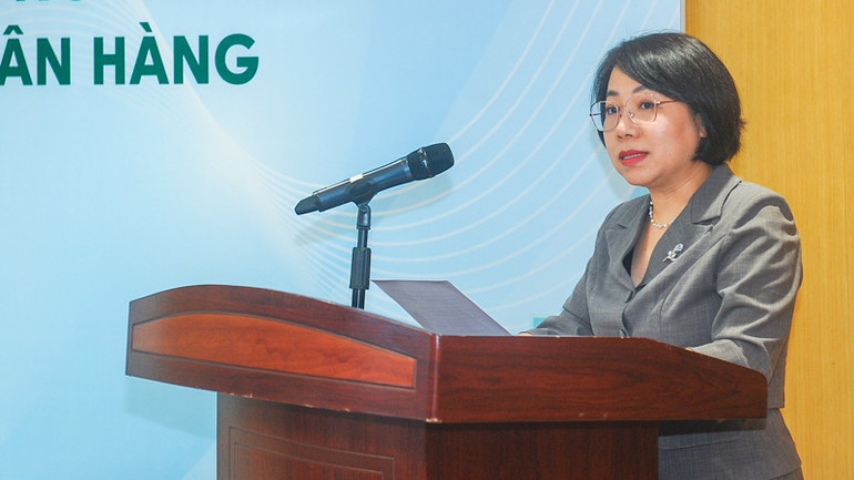 Bà Hoàng Thanh Nhàn phát biểu tại tọa đàm.