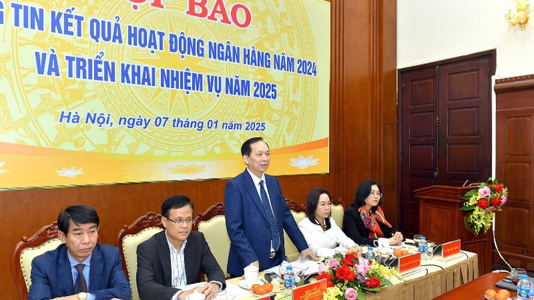 Phó Thống đốc Thường trực Ngân hàng Nhà nước Đào Minh Tú phát biểu tại cuộc họp báo.