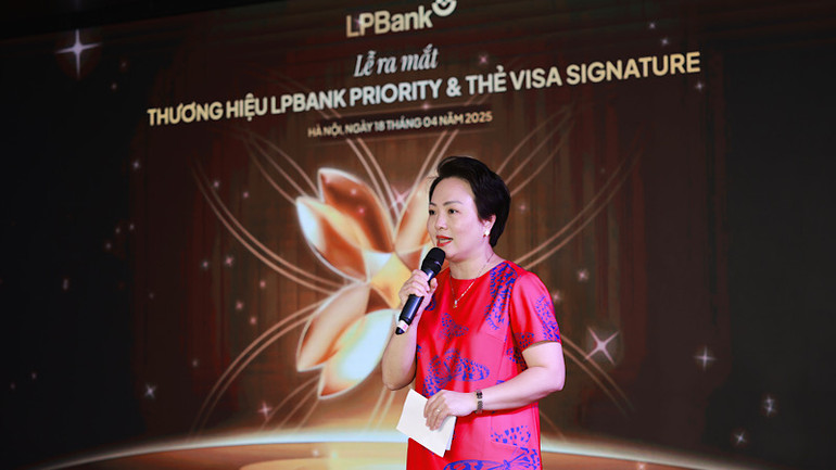 Bà Đặng Tuyết Dung - Giám đốc Visa Việt Nam và Lào chúc mừng LPBank ra mắt thành công thẻ tín dụng quốc tế cao cấp LPBank Visa Signature.