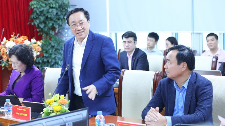 Tổng giám đốc Ngân hàng Chính sách xã hội Dương Quyết Thắng báo cáo tại cuộc họp.