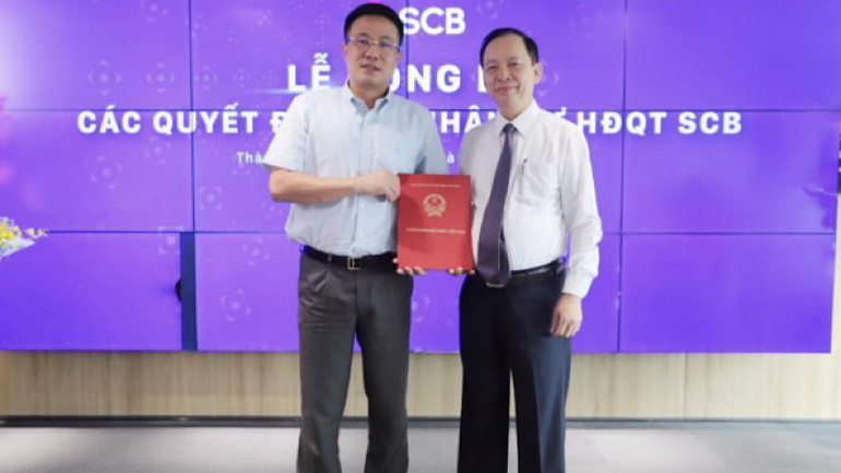 Phó Thống đốc Đào Minh Tú trao quyết định thôi chỉ định chức Chủ tịch Hội đồng quản trị SCB cho ông Vũ Anh Đức. Phó Thống đốc Đào Minh Tú trao quyết định thôi chỉ định chức Chủ tịch Hội đồng quản trị SCB cho ông Vũ Anh Đức.