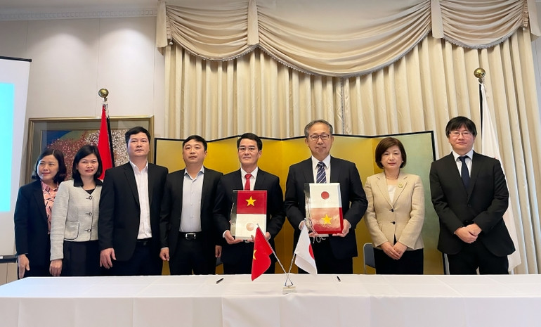 Đoàn Cao đẳng Cơ giới Ninh Bình cùng Đại sứ Đặc mệnh toàn quyền Nhật Bản tại Việt Nam Yamada Takio và phu nhân.