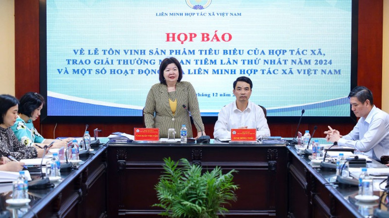 Chủ tịch Liên minh Hợp tác xã Việt Nam Cao Xuân Thu Vân thông tin về tình hình phát triển kinh tế tập thể, hợp tác xã năm 2024. Chủ tịch Liên minh Hợp tác xã Việt Nam Cao Xuân Thu Vân thông tin về tình hình phát triển kinh tế tập thể, hợp tác xã năm 2024.
