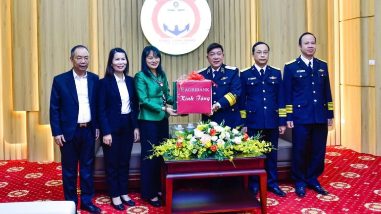 Bà Phùng Thị Bình, Phó Tổng Giám đốc Agribank tặng quà Bộ Tư lệnh Vùng 1 Hải quân.
