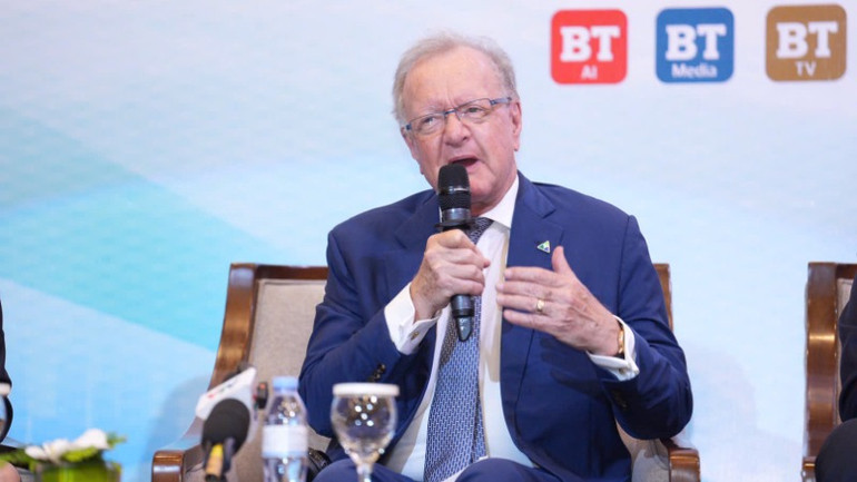 Giáo sư John A. Quelch, nguyên Phó Hiệu trưởng Trường Kinh doanh Harvard, hiện là Phó Chủ tịch và Giáo sư Ưu tú tại Trường Kinh doanh quốc tế châu Âu-Trung Quốc (CEIBS) chia sẻ tại Diễn đàn. Giáo sư John A. Quelch, nguyên Phó Hiệu trưởng Trường Kinh doanh Harvard, hiện là Phó Chủ tịch và Giáo sư Ưu tú tại Trường Kinh doanh quốc tế châu Âu-Trung Quốc (CEIBS) chia sẻ tại Diễn đàn.