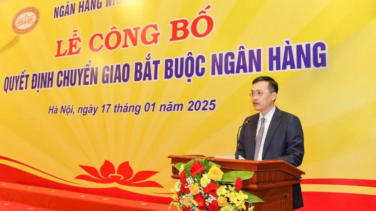 Phó Thống đốc Ngân hàng Nhà nước Việt Nam Phạm Quang Dũng công bố các Quyết định chuyển giao bắt buộc.