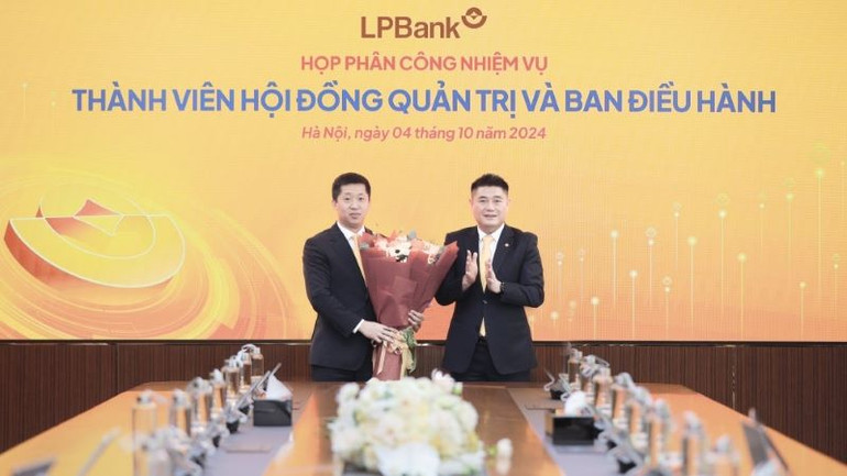 Ông Nguyễn Đức Thụy – Chủ tịch HĐQT LPBank (phải) tặng hoa chúc mừng cho ông Vũ Quốc Khánh – Quyền Tổng Giám đốc (trái)