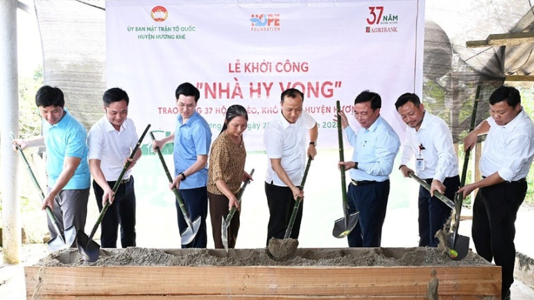 Các đại biểu thực hiện nghi thức khởi công nhà cho hộ ông Trần Văn Hường ở thôn Nam Trà, xã Hương Trà.