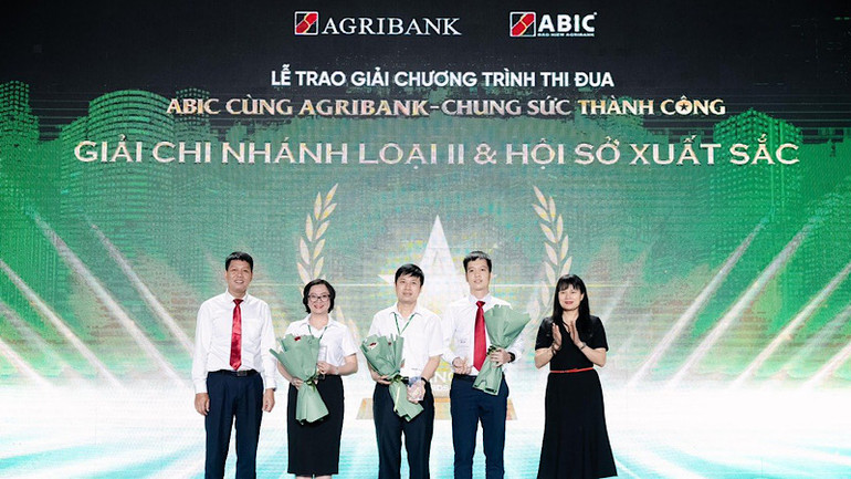 Trao giải Chi nhánh loại II và Hội sở xuất sắc. Trao giải Chi nhánh loại II và Hội sở xuất sắc.