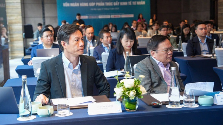 Các đại biểu tham dự hội thảo.