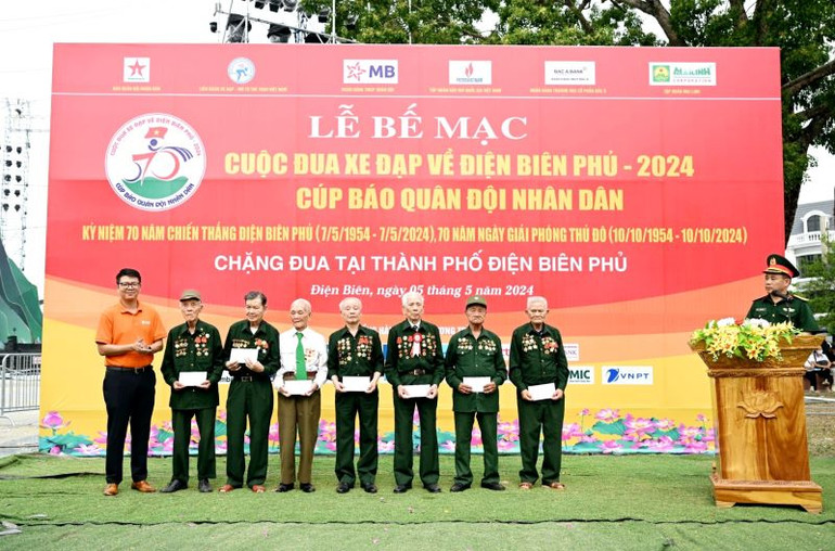 Ông Vũ Mạnh Quý - Giám đốc SHB Sơn La (ngoài cùng bên trái) đại diện ngân hàng trực tiếp thăm hỏi và tri ân tới các Cựu chiến binh.