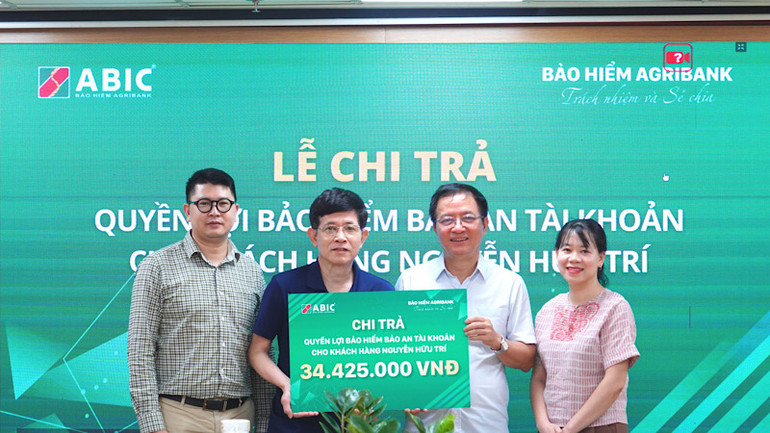 Ông Nguyễn Hữu Trí nhận tiền bồi thường bảo hiểm.