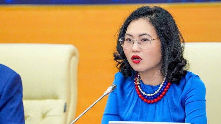 Tổng Biên tập Thời báo Ngân hàng Lê Thị Thúy Sen phát biểu tại cuộc họp báo.