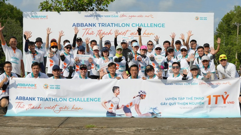 “Hành trình vạn dặm - Ươm ngàn ước mơ” là sự kiện thể thao ba môn phối hợp lần đầu tiên được ABBANK tổ chức nhằm khơi nguồn cho chuỗi hành động vượt qua những giới hạn của bản thân cán bộ, nhân viên và chung tay gây quỹ xây trường cho trẻ em vùng cao.