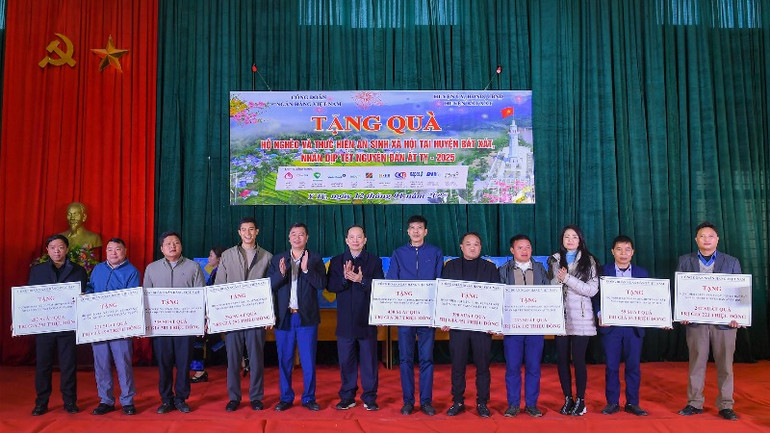 Đoàn công tác tặng quà Tết.