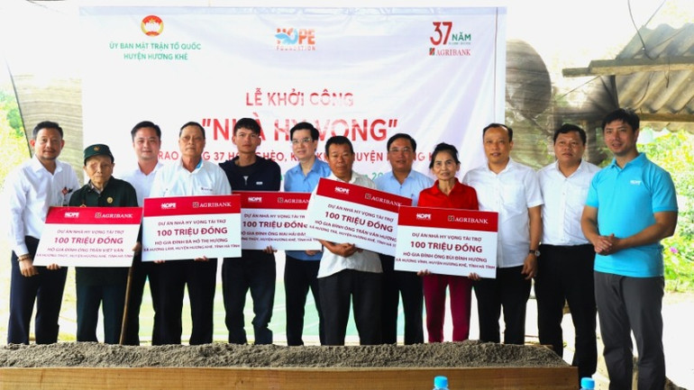 Đại diện các nhà tài trợ và lãnh đạo huyện Hương Khê trao biểu trưng hỗ trợ cho các gia đình.