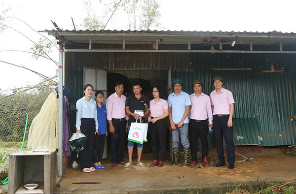 Phó Tổng Giám đốc Lê Thị Đức Hạnh (thứ 4 từ phải qua) động viên, chia sẻ cùng gia đình ông Hoàng Văn Dũng ở thôn Hà Tràng Tây, xã Đông Hải, huyện Tiên Yên thiệt hại bởi cơn bão số 3 làm hư hỏng khu nhà ở, toàn bộ tài sản, khu vực chăn nuôi của gia đình bị nước lũ cuốn trôi.