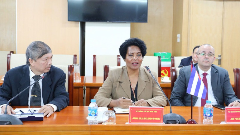 Bà Juanna Lilia Delgado Portal - Bộ trưởng, Chủ tịch Ngân hàng Trung ương Cuba phát biểu.