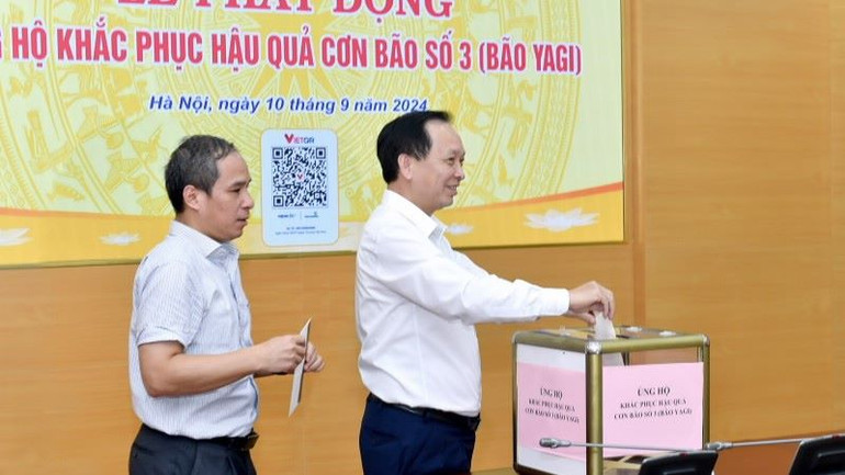Phó Thống đốc Đào Minh Tú và Phó Thống đốc Đoàn Thái Sơn ủng hộ đồng bào bị thiệt hại do cơn bão số 3 gây ra.