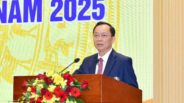 Phó Thống đốc Thường trực Ngân hàng Nhà nước Đào Minh Tú báo cáo tại hội nghị.