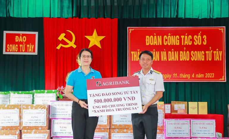Phó Tổng giám đốc Nguyễn Thị Phượng đại diện Agribank tặng quà tại Đảo Song Tử Tây.
